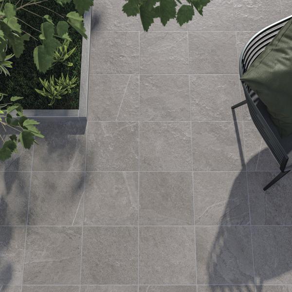 QYMH1246BI23105 OVERLAND 08 AMBIENTE DETALLE OVERLAND GREIGE 33 3X33 3 TERRAZA PICAD SZ1