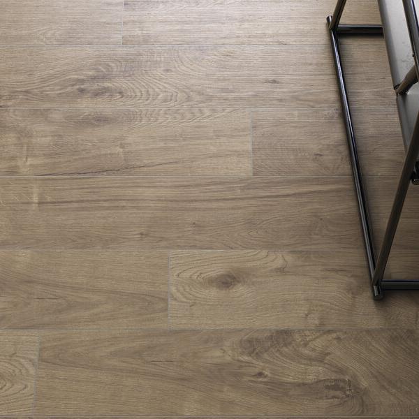 QYMH1252BI23287 YUKON 01 AMBIENTE DETALLE YUKON HONEY 20X120 RESTAURANTE SZ7
