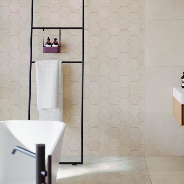 QYMH1493BI23198 STATALE 03 AMBIENTE DETALLE HEXAGONO SAND 15X7 STATALE SAND 60X120 B SZ3