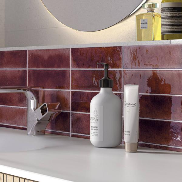 QYMH1766BI37907 JAZBA 05 AMBIENTE DETALLE JAZBA GARNET 60X246 REV CONTRACT WHITE 60X SZ3