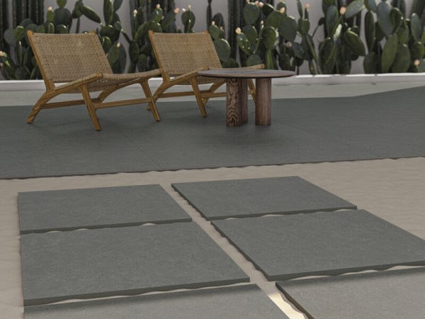 QYMH1819BI38604_ACRON_13_AMBIENTE_DETALLE_ACRON_ANTHRACITE_60X60_20MM_SOBRE_ARENA_EX_SZ7