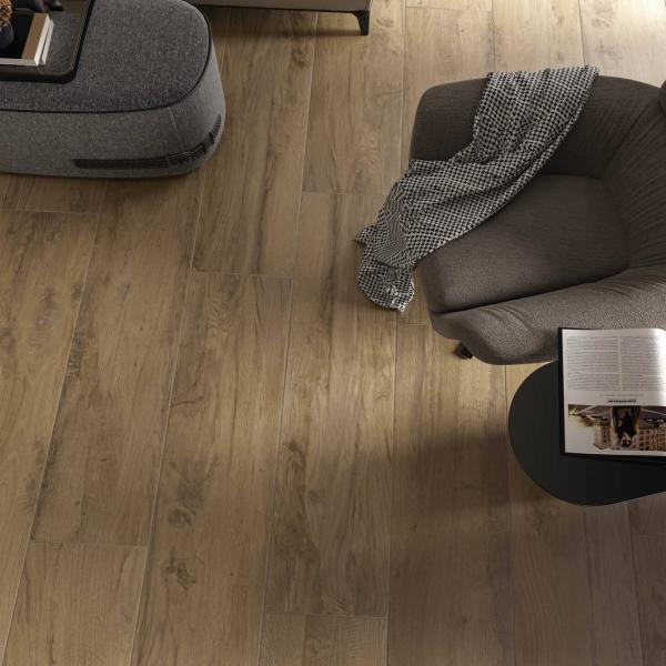 QYMH1851BI39242 KELAYA 04 AMBIENTE DETALLE KELAYA OAK 30X120 DORMITORIO PICADO SZ3