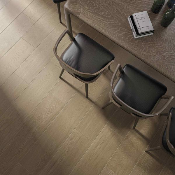QYMH1880BI39403 ADENA 03 AMBIENTE DETALLE ADENA OAK 30X120 NR SALON PICADO SZ1