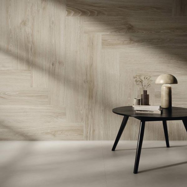 QYMH2201BI48166 LORIEN 06 AMBIENTE DETALLE LORIEN MAPLE 20X120 MESA ESPIGA SZ3