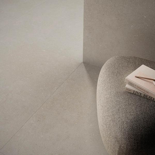 QYMH2584BI57194 RIFT 05 AMBIENTE DETALLE RIFT SAND 90X90 PUFF SZ8