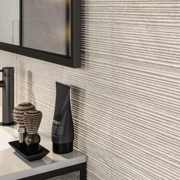 QYMH968BI23104 OVERLAND 07 AMBIENTE DETALLE RELIEVE OVERLAND SAND 30X60 BANO HOZ SZ1